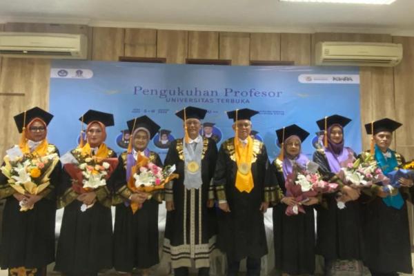 Universitas Terbuka (UT) mengukuhkan enam guru besar berbagai disiplin pengetahuan, dalam rangkaian Dies Natalis ke-42 pada Kamis (6/8)