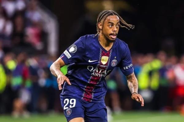 Upaya Liverpool menyegel kepindahan Bradley Barcola akan berjalan rumit, sebab harga yang ditetapkan Paris Saint-Germain mencapai Â£145 juta