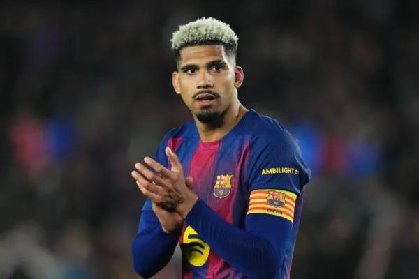 Liverpool secara mengejutkan mencapai kesepakatan dengan Barcelona untuk mendatangkan bek tengah Ronald Araujo dengan status pinjaman.