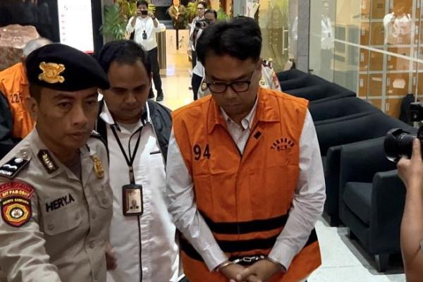 KPK resmi menahan empat tersangka dalam kasus dugaan korupsi pengadaan iklan di PT Bank Pembangunan Daerah Jawa Barat dan Banten (BJB) Tahun Anggaran 2021-2023.
