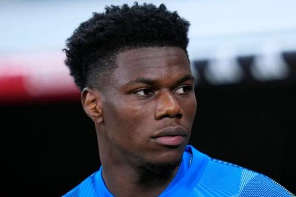 Manchester United harus mengalihkan perhatian dari Aurelien Tchouameni setelah gelandang asal Prancis itu dipastikan akan bertahan di Real Madrid.