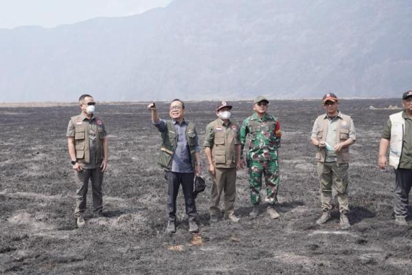 Menko PMK meninjau langsung dan memimpin rapat koordinasi penanganan kebakaran hutan dan lahan (karhutla) di kawasan Taman Nasional Bromo Tengger Semeru
