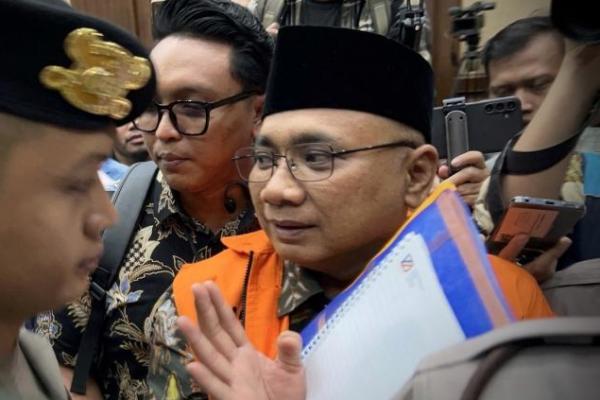 KPK menilai keuntungan yang diperoleh pihak swasta dari pengelolaan kuota tersebut dinilai sebagai keuntungan tidak sah atau illegal gain.