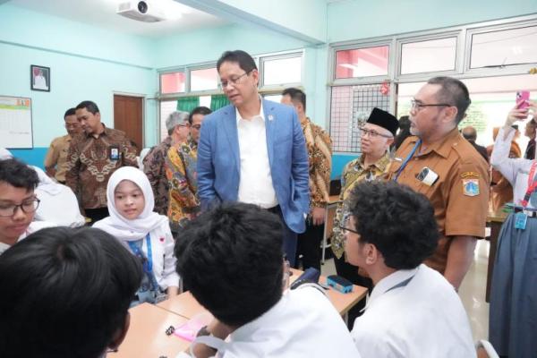 Menteri Keuangan (Menkeu) Purbaya, bersama Wakil Menteri Pendidikan Dasar dan Menengah (Wamendikdasmen) Atip Latipulhayat meninjau pemanfaatan IFP di sekolah