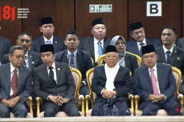 Sementara Presiden ke-7 RI Joko Widodo (Jokowi) hadir dalam agenda kenegaraan tersebut.