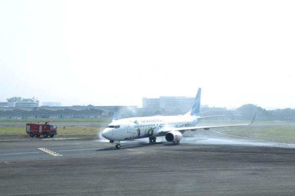 Penerbangan perdana GA334 dilayani menggunakan pesawat Boeing 737-800N berkapasitas 162 kursi dengan frekuensi 4 kali per minggu.