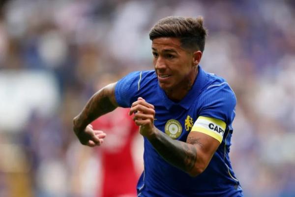Manchester City dikabarkan telah mencapai kesepakatan dengan Chelsea untuk mendatangkan gelandang asal Argentina, Enzo Fernandez.