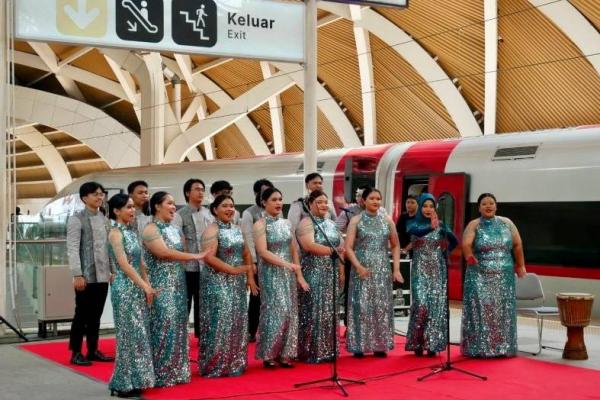 Telkom University Choir tampil di Waiting Hall dan peron Stasiun Halim dengan membawakan sejumlah lagu nasional dan daerah