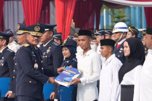 Sebanyak 174.791 narapidana dan anak binaan menerima pengurangan masa pidana dalam rangka memperingati Hari Ulang Tahun (HUT) ke-81 Republik Indonesia.