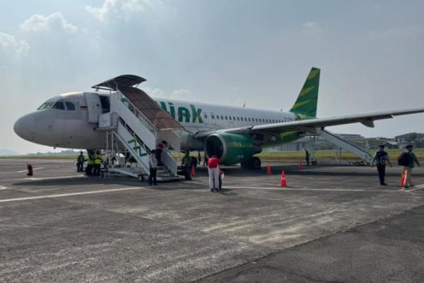 Penerbangan perdana hari ini melayani rute dari Bandung menuju Medan, Denpasar, Surabaya, dan sebaliknya.