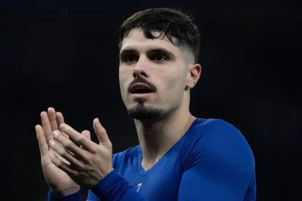 Chelsea dilaporkan menaikkan harga jual Pedro Neto menjadi Â£100 juta di tengah minat serius dari Manchester City, Arsenal, dan Tottenham Hotspur.