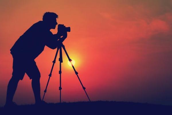 Fotografi kini diakui sebagai profesi yang sangat penting dalam berbagai sektor, mulai dari jurnalisme visual, periklanan, hingga dokumentasi komersial.