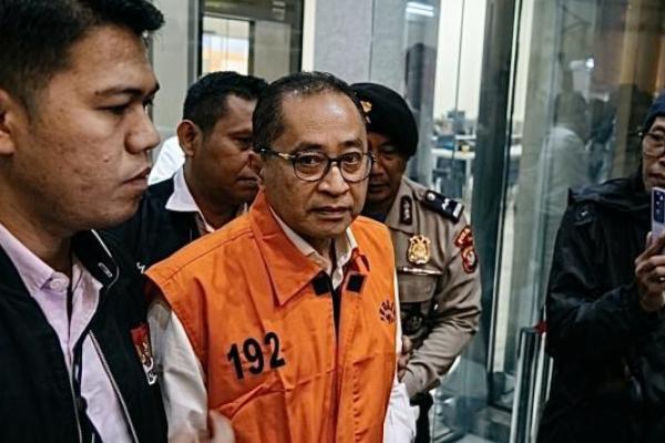 KPK resmi menahan tersangka kasus dugaan penerimaan gratifikasi oleh pejabat pada Direktorat Jenderal Pajak (DJP), Kementerian Keuangan.