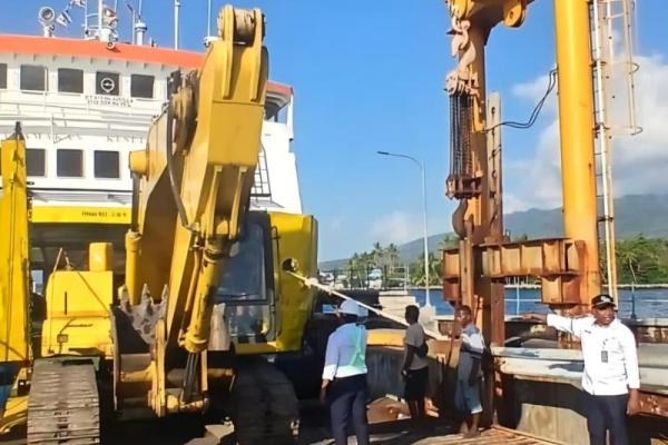 KMP Ile Ape diberangkatkan dari Pelabuhan Kewapante, Maumere, menuju Palue, Kabupaten Sikka.