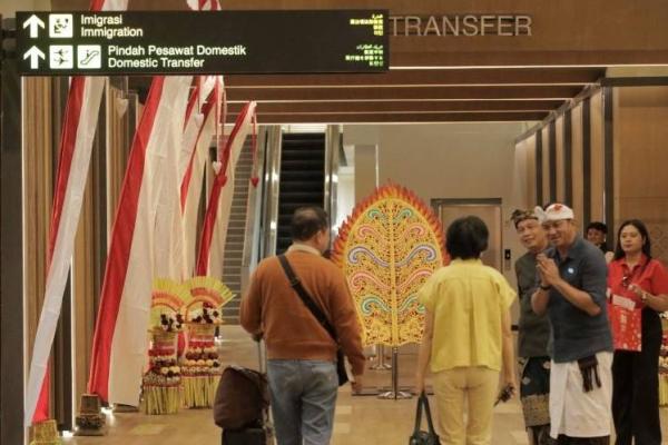 Penumpang transfer yang telah memiliki boarding pass lanjutan tidak perlu keluar gedung terminal kedatangan dan kembali masuk ke terminal keberangkatan.