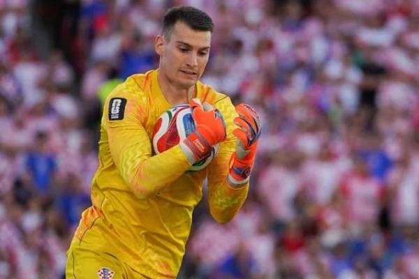 Barcelona dilaporkan mulai mempertimbangkan rencana jangka panjang untuk mendatangkan kiper Fenerbahce, Dominik Livakovic.