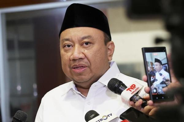 Jangan sampai persoalan administrasi dan status kepegawaian justru mengalahkan kebutuhan layanan pendidikan.
