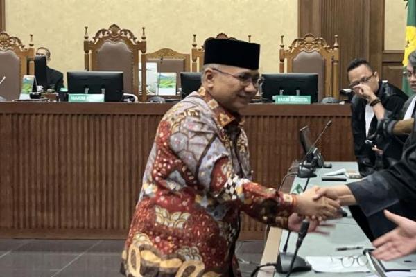 Kuasa hukum Yaqut mengatakan putusan sela hanya memerintahkan agar perkara dugaan korupsi kuota haji yang menjerat kliennya dilanjutkan ke tahap pembuktian.
