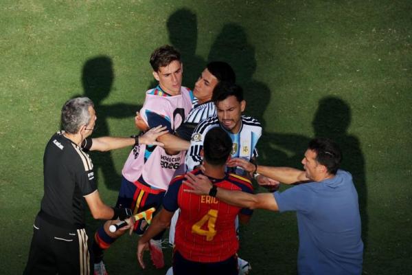 Induk organisasi sepak bola dunia, FIFA, resmi menjatuhkan sanksi berat kepada federasi serta sejumlah pilar tim nasional Argentina akibat kericuhan massal