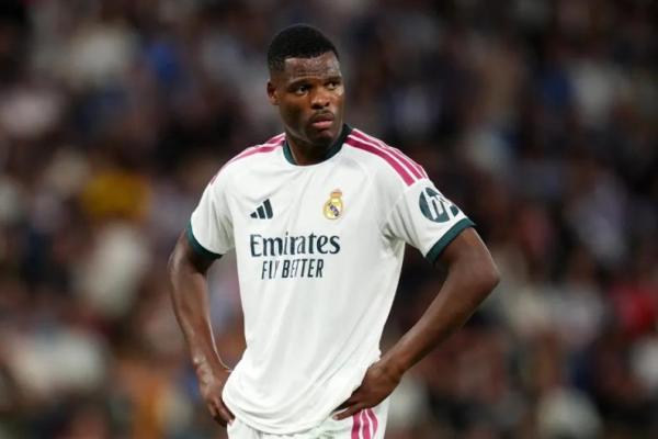Pelatih Real Madrid, Jose Mourinho, terpaksa berlari dari bangku cadangan untuk mengingatkan bek sayap barunya, Denzel Dumfries, mengenai aturan baru LaLiga
