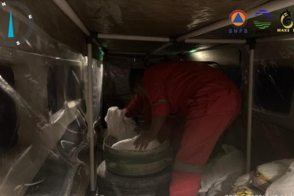 BNPB memperkuat penanganan kebakaran hutan dan lahan (karhutla) di Kalimantan setelah titik panas dan sebaran asap meningkat dalam sepekan terakhir