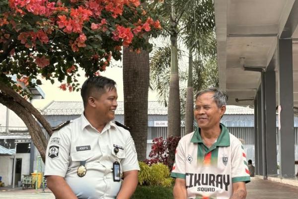 21 tahun berkarier dari balik lembaga permasyaratan (Lapas) Kelas IIA Garut bukan menjadi perjalanan yang singkat bagi Asep Supriatna.