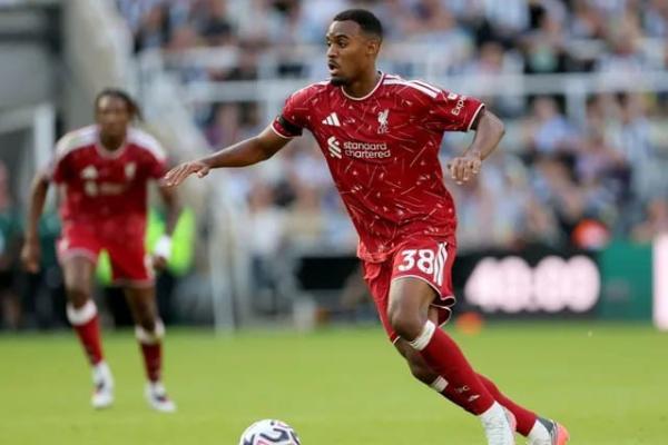Liverpool dinilai masih bisa memperbaiki masalah pertahanan tanpa harus mendatangkan gelandang baru sebelum bursa transfer musim panas ditutup.