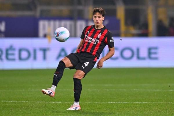 Gelandang AC Milan, Samuele Ricci, berada di ambang kepindahan menuju FC Como. Kedua klub saat ini tengah mendiskusikan detail-detail akhir