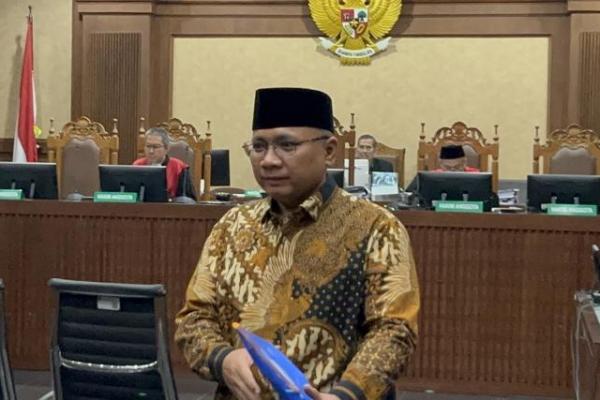Yaqut Cholil Qoumas menghormati putusan sela majelis hakim Pengadilan Tipikor Jakarta yang menolak eksepsinya dalam perkara dugaan korupsi kuota haji.
