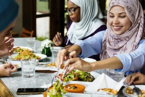 Berikut ini beberapa alasan mengapa Islam menganjurkan makan sambil duduk.
