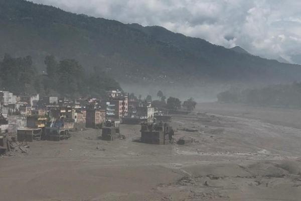 Pemerintah Nepal telah membatalkan keputusan sebelumnya untuk menolak bantuan dari negara lain dalam operasi penyelamatan pascabanjir bandang.