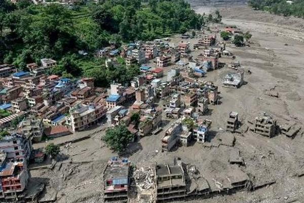 Jumlah korban tewas akibat bencana banjir bandang dahsyat di perbatasan Nepal dan China melesat menjadi sedikitnya 903 jiwa di wilayah Nepal