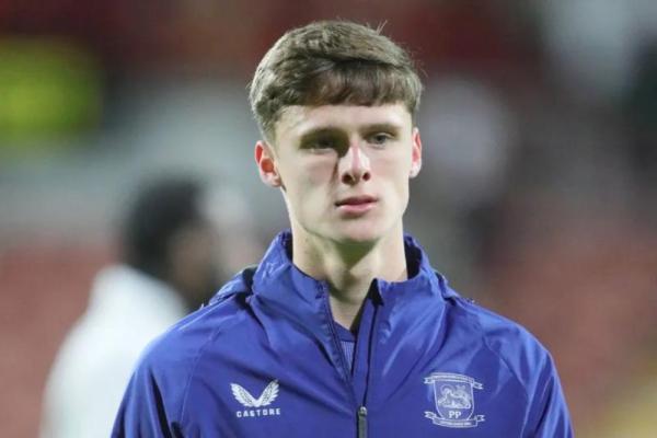 Manajemen Everton memutuskan untuk mempertahankan gelandang muda berbakat, Harrison Armstrong, meskipun sebelumnya sempat berencana menjual ke Forest