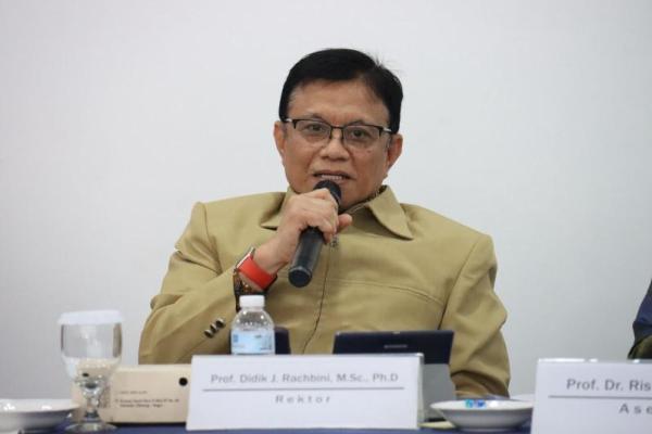 Kebijakan wajib belajar 12 tahun telah didukung melalui pembiayaan operasional sekolah yang diberikan pemerintah, termasuk kepada sejumlah sekolah swasta.