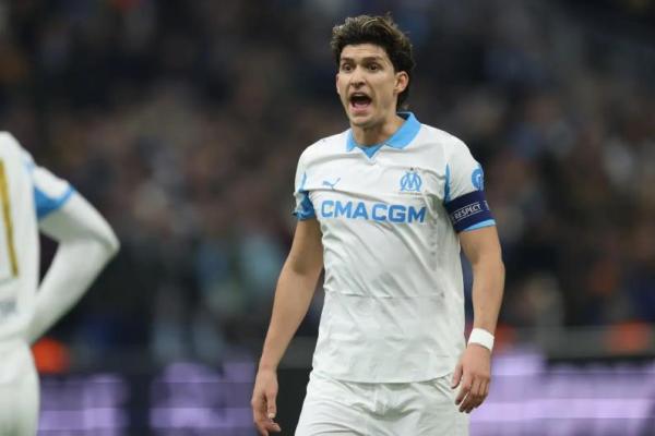 AS Roma secara resmi mengumumkan perekrutan bek tengah asal Argentina, Leonardo Balerdi, dengan status pinjaman yang disertai opsi pembelian permanen