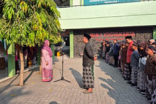 Suasana berbeda mewarnai berbagai sudut Kota Yogyakarta dan wilayah sekitarnya setiap tanggal 31 Agustus.