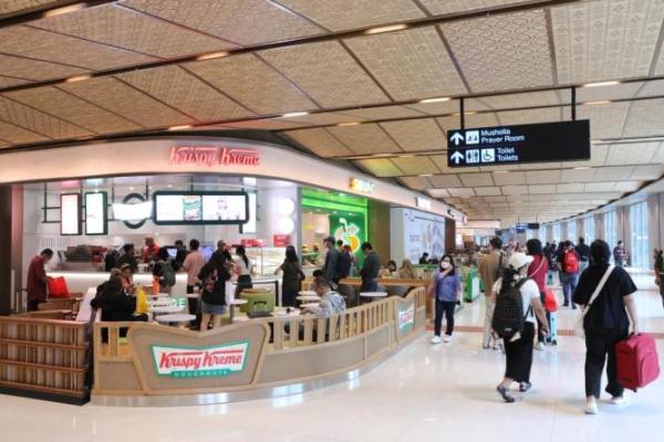 Bandara Soekarno-Hatta memiliki 133 restoran dan kafe yang tersebar di berbagai terminal penumpang.
