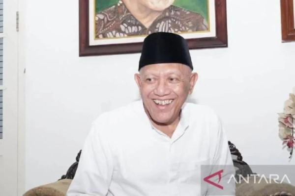 Gus Kikin merupakan cicit dari KH Hasyim Asy`ari dari jalur ibunya, Nyai Hj. Abidah Ma`shum.