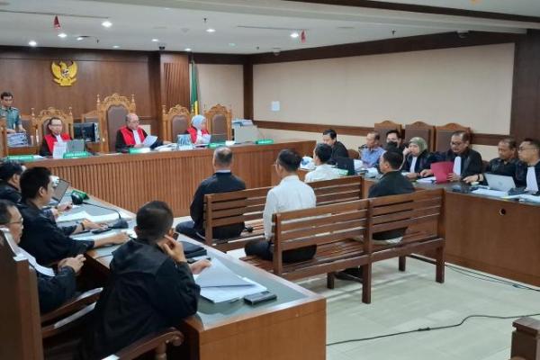 PNS pada Ditjrn Bea Cukai Salisa Asmoaji, mengungkap pernah membelikan tiket pesawat untuk Dirjen Bea Cukai, Djaka Budhi menggunakan dana operasional.