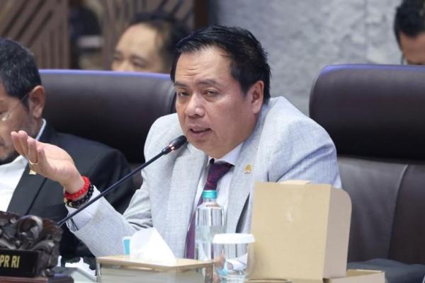 Ketua Komisi V DPR RI Lasarus menilai anggaran Kementerian Desa dan Pembangunan Daerah Tertinggal terlalu kecil untuk mengurusi masalah yang ada.