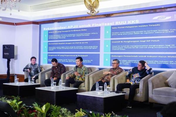APJII mendukung pengesahan RUU KKS. ISP Indonesia membutuhkan kepastian hukum untuk tumbuh, bukan regulasi yang menghambat.