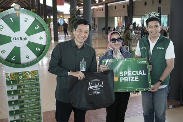 Para penumpang berkesempatan mendapatkan beragam hadiah, mulai dari tiket penerbangan gratis, poin program loyalitas, voucher belanja