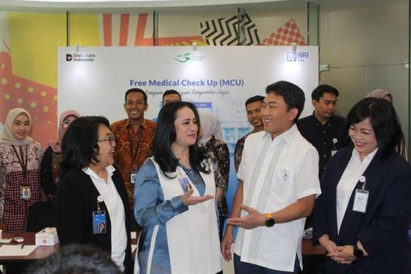 BRI Life juga memberikan voucher belanja kepada ratusan pekerja pegawai dasar yang terdiri dari driver, security, office boy, dan messenger.