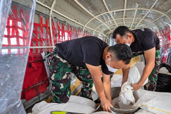 Operasi Modifikasi Cuaca merupakan intervensi penting dalam penanganan karhutla, khususnya untuk membantu pembasahan lahan gambut dan mendukung kerja tim pemada
