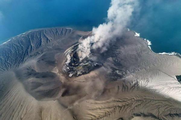 Sebaran abu vulkanik pada ketinggian hingga Flight Level 150 (FL150) atau sekitar 15.000 kaki, bergerak ke arah barat dengan kecepatan 15 knot.