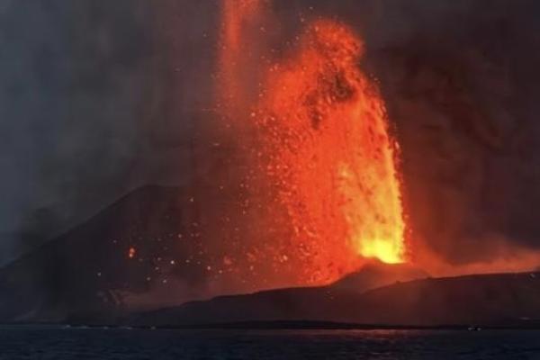 BNPB menegaskan tingkat aktivitas Gunung Anak Krakatau hingga kini masih bertahan pada Level III (Siaga) seiring masih tingginya probabilitas terjadinya letusan