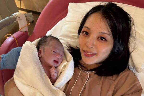 Penulis sekaligus mantan politikus Jepang Kotoe Hashimoto menjadi sorotan publik setelah melahirkan anak ketujuhnya pada Sabtu (29/8/2026).