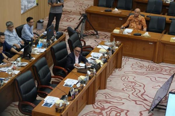 Oh kita bukan, bukan undang lagi, kita akan sidak langsung. Tulis ya, Jababeka itu perusahaan palsu-palsu. Mereka memalsukan ketentuan perundang-undangan