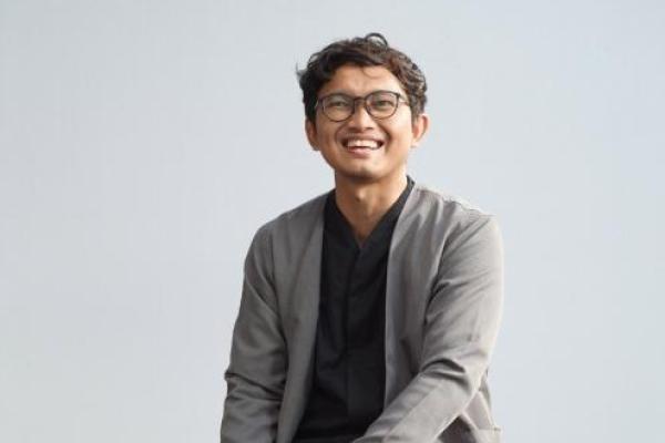 Lahir di Rembang, Jawa Tengah, pemilik nama lengkap Febrian Putra ini sudah tertarik dengan dunia desain dan arsitektur sejak awal 2000-an.