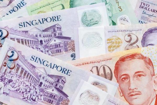 Awalnya satu lembar. Kemudian dalam pertemuan berikutnya AN dan dua rekannya berinisal HJ dan EAK memberikan lagi 33 lembar, pada Steven.